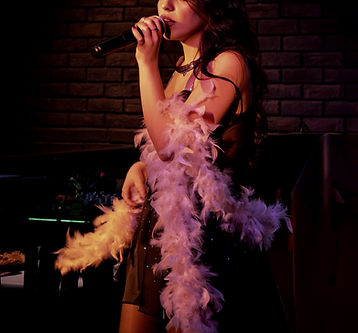 Cantante Nerissa Noir canta dal vivo per Evento aziendale a Siena.