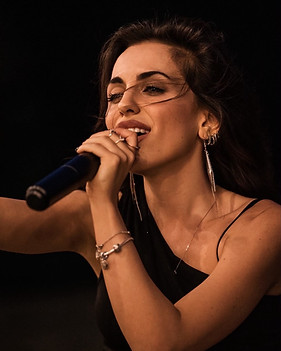 Nerissa Noir durante una performance dal vivo