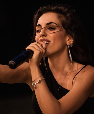Nerissa Noir cantante durante un'esibizione live