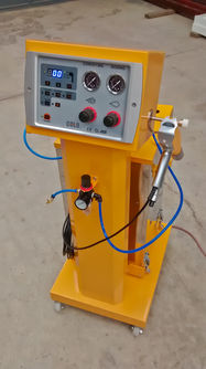 Maquina para aplicación de Pintura en polvo, amarilla con controles y deposito rectangular. 