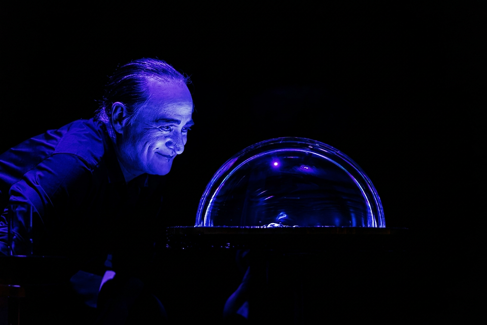 Artiest bij een bellenblaas show met een grote glazen bol.