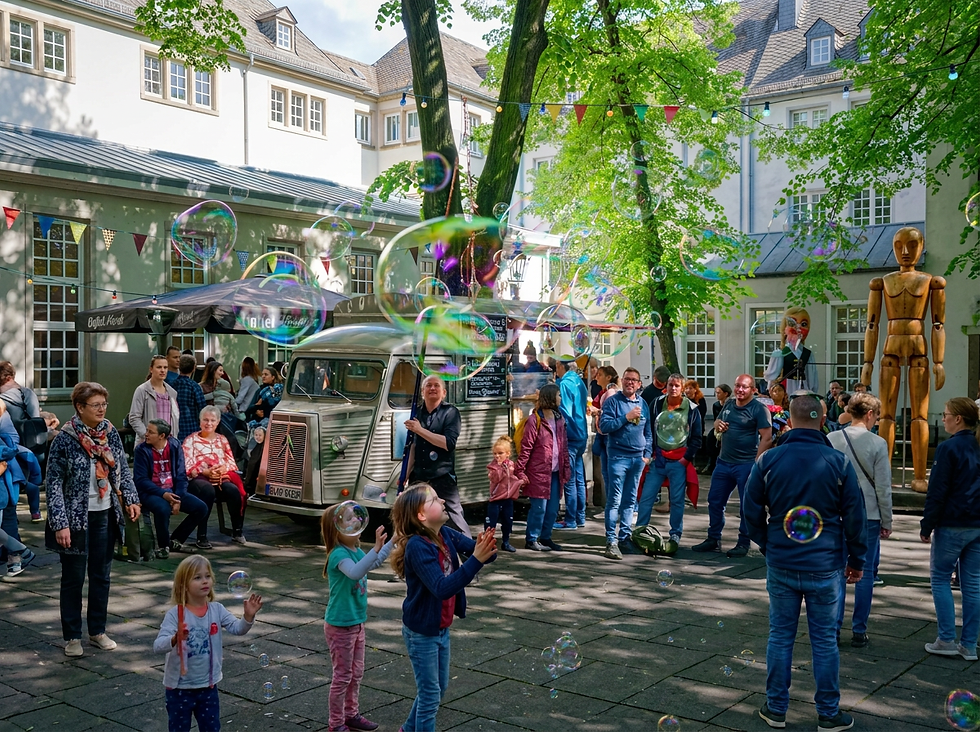 Grote bellenblazer act in stadscentrum Amsterdam