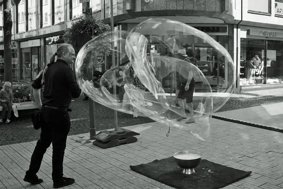 Artiste de rue créant un spectacle bulles de savon géantes