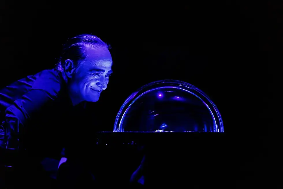 Artiste manipulant une bulle géante lors d'un spectacle de bulle.
