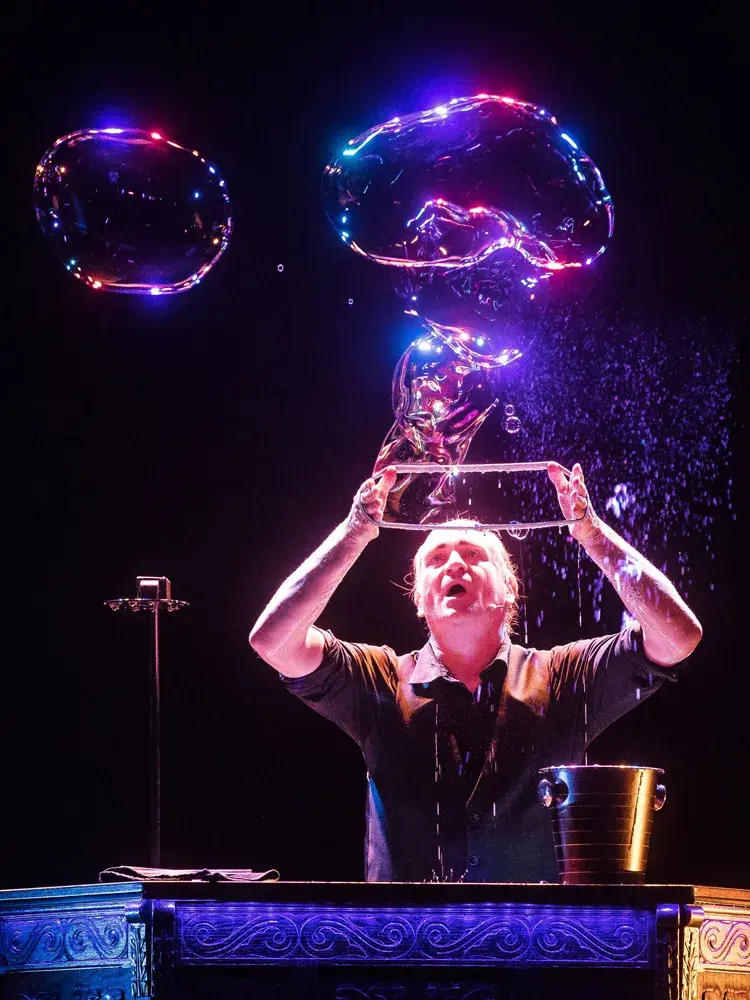 Artiste de spectacle de bulles de savon géantes sur scène
