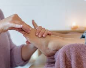 La réflexologie émotionnelle est une méthode douce qui considère que les émotions vécues, surtout lorsqu’elles ne sont pas exprimées, peuvent s’inscrire dans le corps sous forme de tensions ou de déséquilibres.