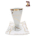 BRODSKY JUDAICA. Verre de Kiddouch or 24K et blanc porcelaine ...
