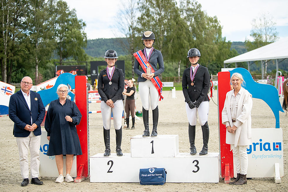 Premieutdeling til ungrytterne. F.v. Tore Sannum, president NRYF, Lill Svele, overdommer, og helt til høyre i bildet, sprangdommer Marianne Tveter. Foto: Mette Sattrup
