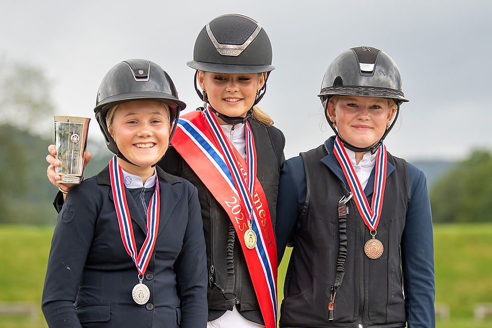 Stolte medaljevinnere, NM Ponni Kat. 2: Norgesmester Sofie, sølv Thea og bronse Ewa. Foto: Mette Sattrup