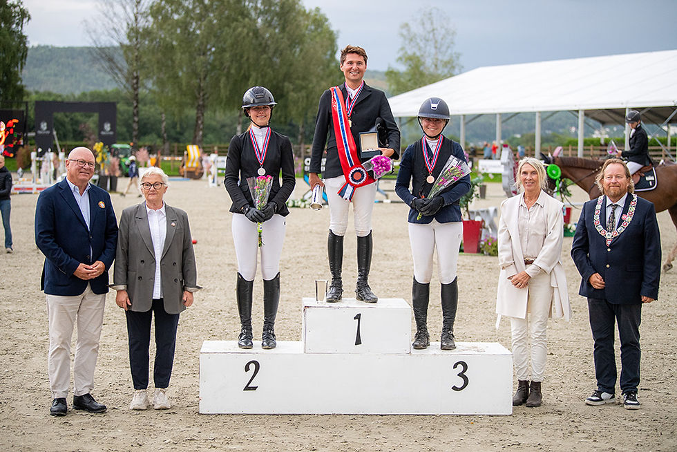 Norgesmester Pål Hagland Flam flankert av Maria Louise Kingsrød, sølv, og Martine Eknes Hegna, bronse. Til venstre for pallen, Tore Sannum, President NRYF sammen med overdommer Lill Svele, til høyre for pallen dommer Marianne Tveter og varaordfører Morgan Langfeldt som også var møtt opp for å hedre vinneren. Foto: Mette Sattrup