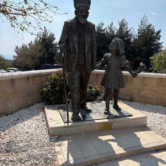 Statue of Turkish veteran Huseyin Kacmaz and his grandaughter Eylül .