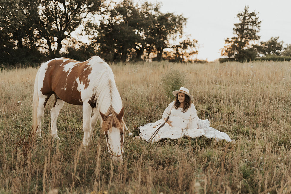 Jeune femme enceinte accompagnée de son cheval