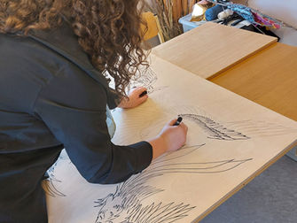 Mākslas skolu apmeklē skolas absolvente