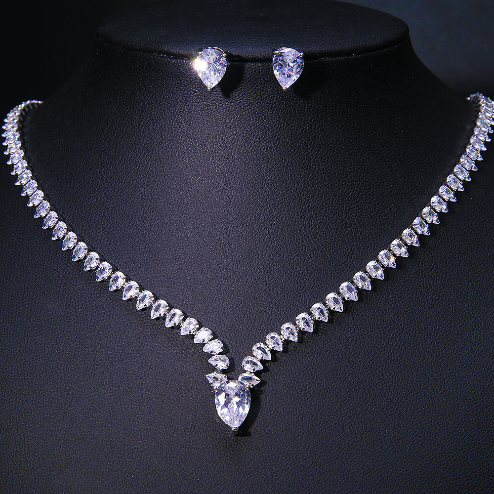 Exquisite Claw Chain Necklace and Earring Set