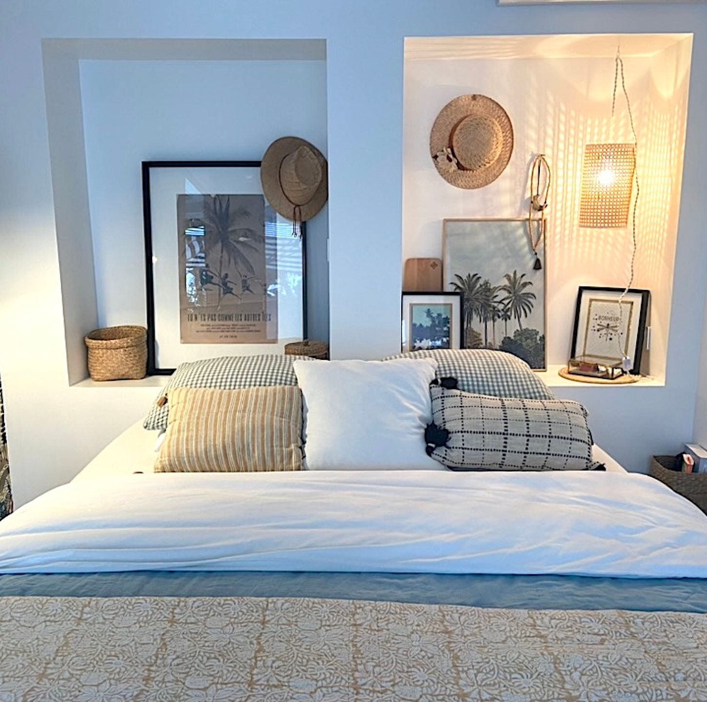 Chambre cosy avec une ambiance chaleureuse, alliant confort et douceur, pour un espace de détente idéal.