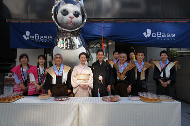 2019年5月3日、SHIP’S CAT(シップスキャット)ニャーピーの前で博多松囃子(まつばやし)の様子