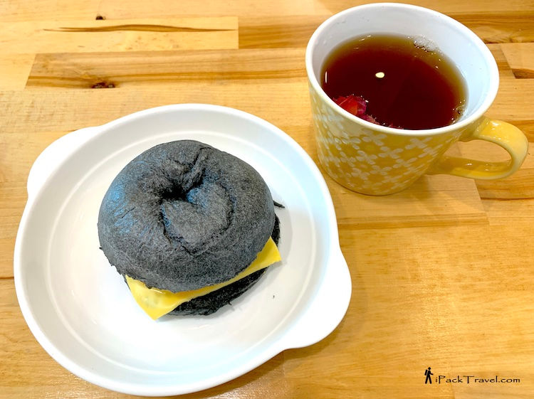Amora Cafe: Peach tea & charcoal bagel