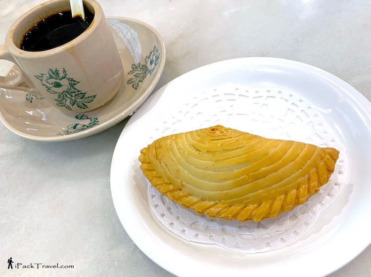 Empurau Kopitiam (忘不了.南洋咖啡店): Kopi-O with curry puff