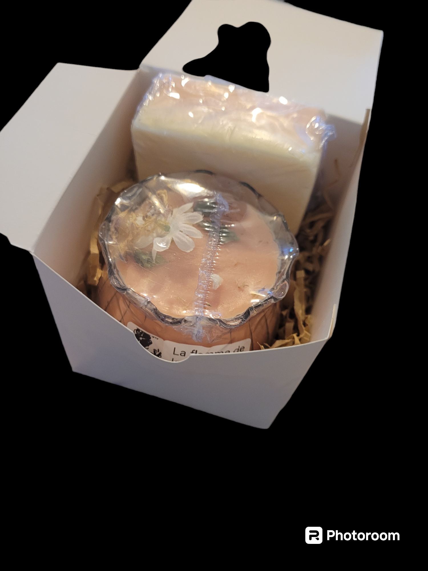 Bougie a cire de soja et  savon lait chèvre au parfum fraise  et fleur de coton 