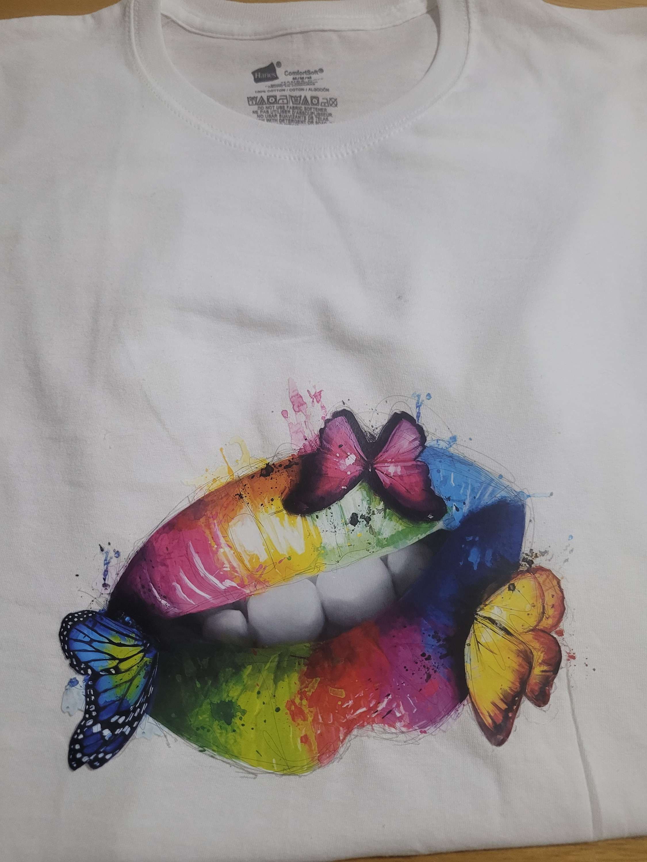 Superbe chandail avec bouche coloree