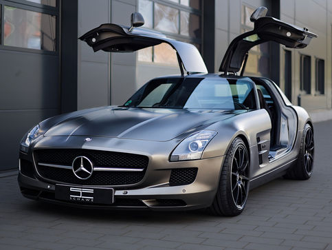 Veredeltes Luxusauto mit glänzendem Lack und LED-Rücklichtern nach Innen- und Außenaufbereitung