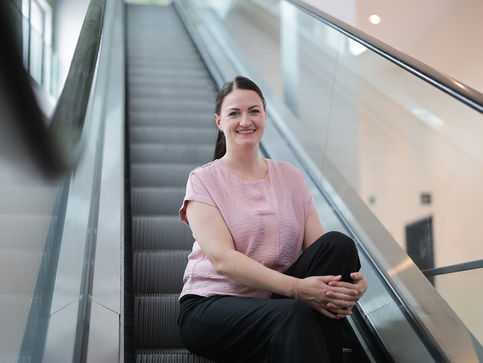 Mitarbeiterportrait im Büro für Unternehmenswebsite