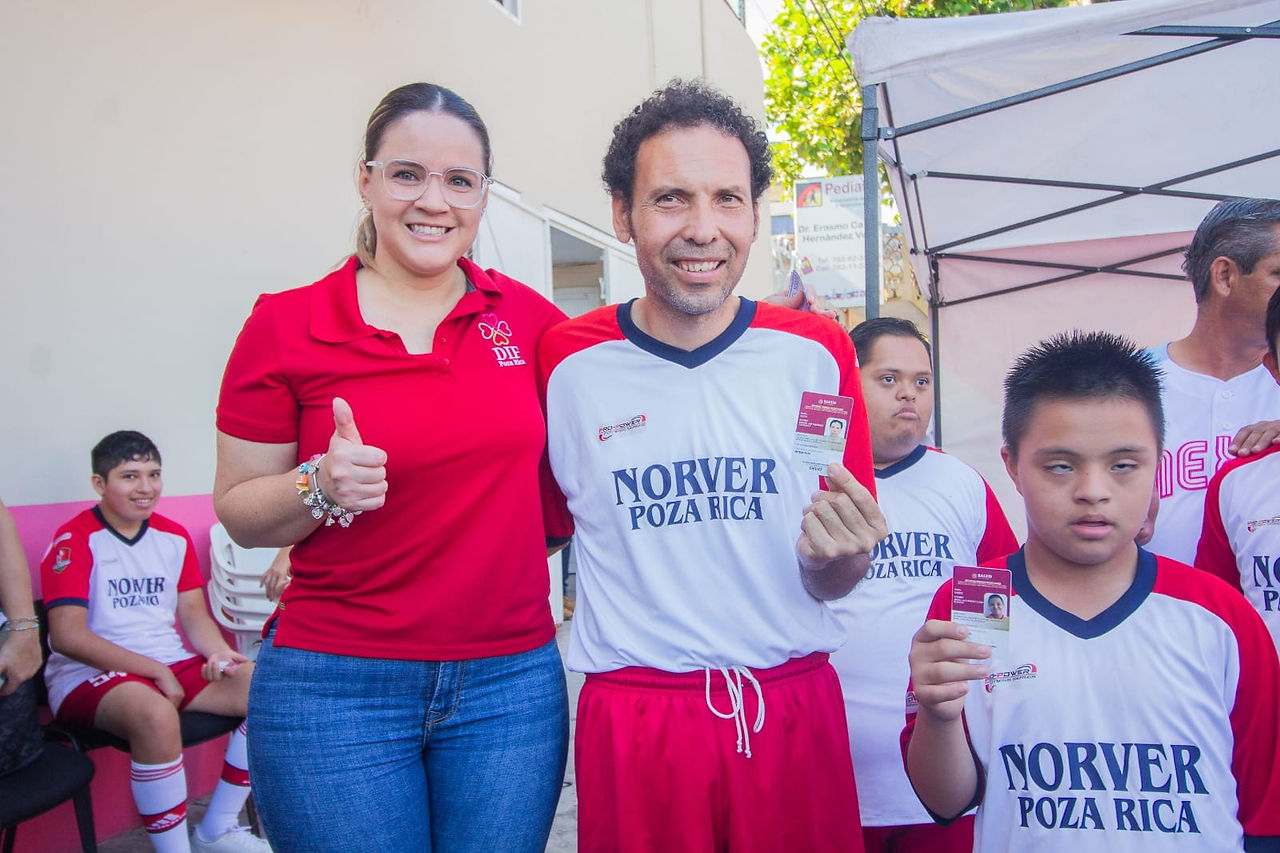 DIF entrega credenciales para personas con discapcidad