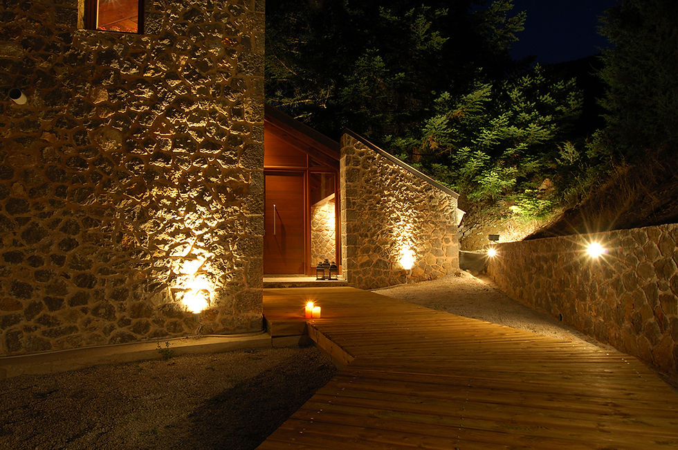 Ξυλινος διαδρομος που οδηγει στην εισοδο της κατοικιας