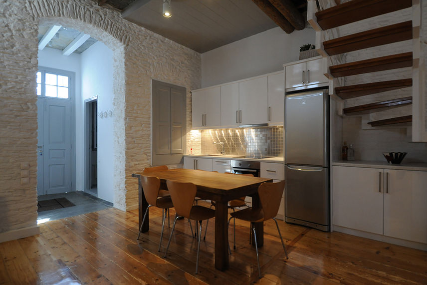 μεταμορωση παραδοσιακου εξοχικου, η δυναμη της αρχιτεκτονικης, φυσικα υλικα, αποθηκευτικοι χωροι, σχεδιασμος εκ νεου, πριν και μετα