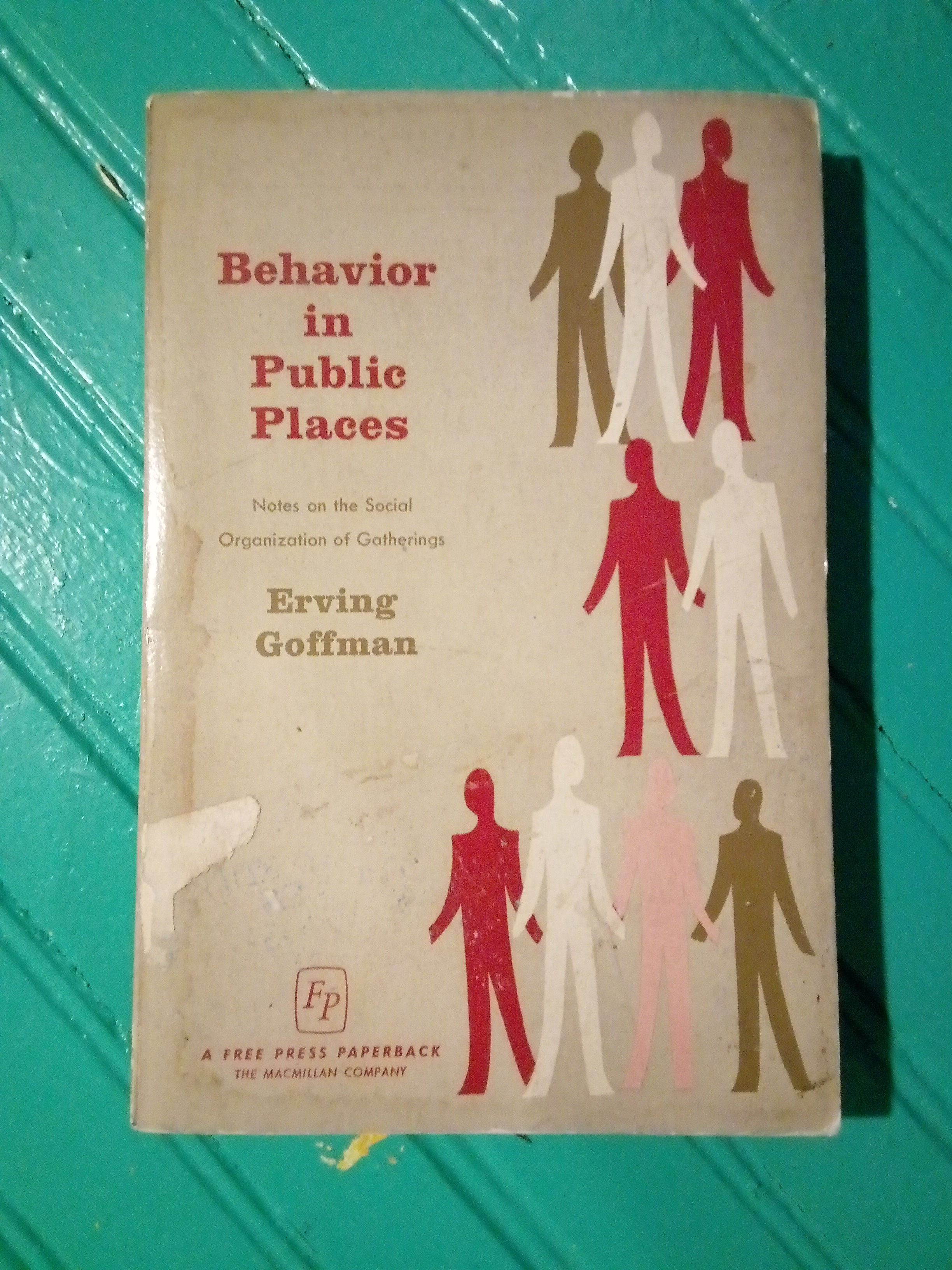 Behavior in public places ( notes on social organization of gathering)