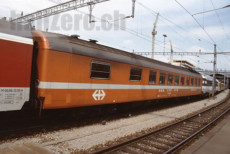 UIC_X_WRm-003.jpg