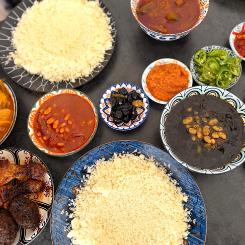 כל סיר נגמר באותו יום ואם לא אז נתרם וביום למחרת מכינים סיר חדש. בימי שישי אפשר להגיע ולקחת אוכל ביתי עם מגוון רחב, יש להם אפילו אתר שאפשר להזמין ממנו ובשאר השבוע יש קוסקוס עם מרק. את הקוסקוס אפשר לאכול עם מרק ירקות (65₪)/פקיילה (75₪)/במיה (65₪) וסלטים, אבל הכל עם קוסקוס, בנדיבות ובלי להתחשבן איתכם על תוספות. באר שבע. beer sheva. האתר של יובי עם כל מה שיאמ, היכנסו וגלו את המסעדות שיובי הכי אהבה ושכל יום בלעדיהן הוא יום מבוזבז, אתר ביקורת מסעדות שף מפיה של לקוחה רעבה במיוחד. Yuvi Yam.