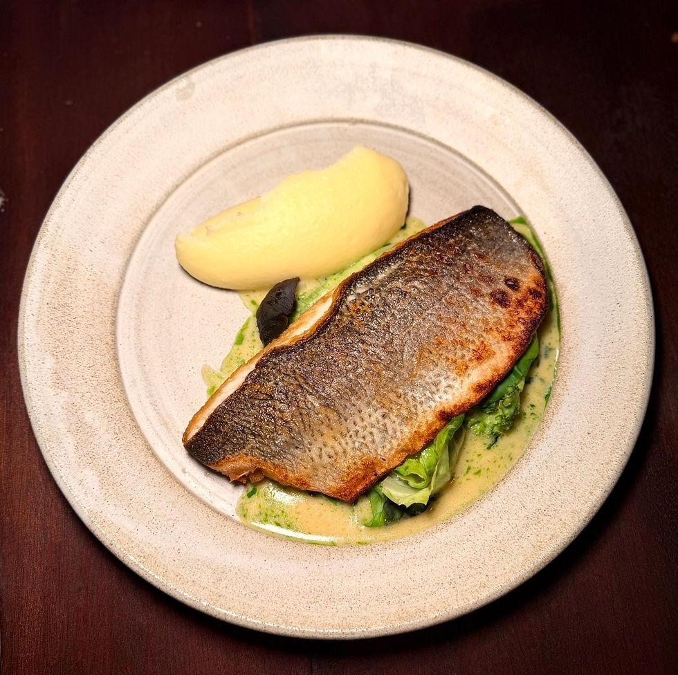 פילה דג ים ברוטב חמאה לבנה (122 ₪), עם חסה צלויה, שמן בצל ירוק ופירה קטיפתי. מנת פילה מושלם עם חסה גרילית ופירה חמאתי מפנק. מנה שאי אפשר להפסיק לאכול, כביכול פשוטה אבל ממש מדויקת. נואמה. noema. האתר של יובי עם כל מה שיאמ, היכנסו וגלו את המסעדות שיובי הכי אהבה ושכל יום בלעדיהן הוא יום מבוזבז, אתר ביקורת מסעדות שף מפיה של לקוחה רעבה במיוחד. Yuvi Yam.