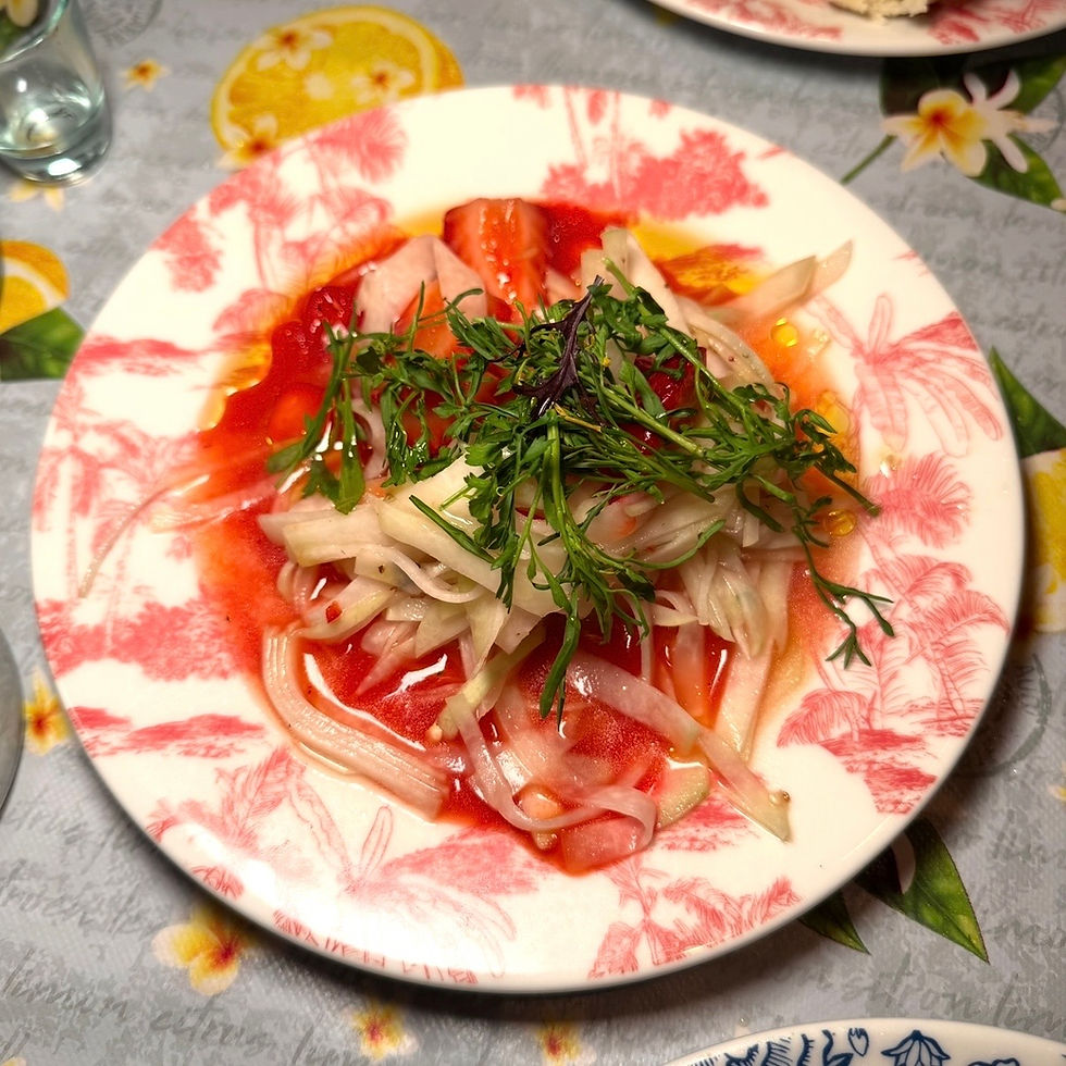 קולורבי ותותים, עלי ראשד, ויניגרט תותים וצ׳ילי. ארז קומרובסקי. האתר של יובי עם כל מה שיאמ, היכנסו וגלו את המסעדות שיובי הכי אהבה ושכל יום בלעדיהן הוא יום מבוזבז, אתר ביקורת מסעדות שף מפיה של לקוחה רעבה במיוחד. Yuvi Yam.