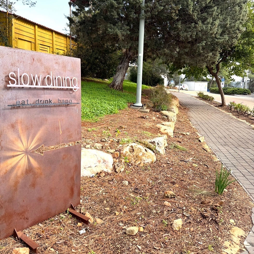 הוזמנתי למסעדת מורן סלואו דיינינג. מסעדה הפתוחה 3 שנים בכניסתו של קיבוץ מורן הממוקם ממש בגבול בין הגליל העליון לגליל התחתון. היא נפתחה במלון סלואונס שבקיבוץ, אבל פועלת גם עצמאית עבור מבקרים מהבחוץ. מורן סלואו דיינינג. moran slow dining. האתר של יובי עם כל מה שיאמ, היכנסו וגלו את המסעדות שיובי הכי אהבה ושכל יום בלעדיהן הוא יום מבוזבז, אתר ביקורת מסעדות שף מפיה של לקוחה רעבה במיוחד. Yuvi Yam.