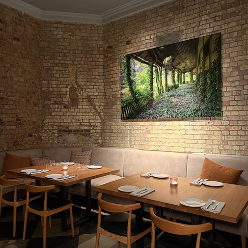 מה שאומר שבפוסט הזה לא יהיו כמעט אטרקציות תיירותיות, אלא בעיקר אוכל וטיפים קטנים שעושים את ההבדל. נתחיל רגע מטרום טיסה, עשיתי ביטוח של פספורטקארד (לא ממומן), מה שהקנה לי את היכולת להשתמש בכרטיס הביטוח ככרטיס אשראי (עובד גם באפל/גוגל פיי) ולחסוך חלק מעמלות ההמרה, וגם קיבלתי e-sim של 3 GB לשבוע שהספיק לי ל-5 ימים (שימו לב שאתם מפעילים אותו לפני היציאה לנתב״ג ושאתם עוקבים אחר הוראות ההפעלה שלהם). אופציה נוספת היא רכישה של e-sim של Airalo, יש להם מחירים נוחים מאוד ויש לי גם הנחה שווה בשבילכם של $3 אם אתם משתמשים בקוד שלי YUVAL7768 (1 GB עולה 4$). הפעם טסנו באמצע חודש ינואר. החודשים ינואר ופברואר נחשבים יחסית רגועים בעיר, גם בגלל שהם מגיעים רגע אחרי שכל טירוף הכריסמס והשנה החדשה נגמר וגם בגלל שיותר קר בחודשים הללו. אנחנו הגענו באמצע ינואר ומזג האוויר היה סביר לחלוטין, מתוך 5 ימים היה יום אחד שדרש שימוש במטרייה ובכל שאר הימים התלבשנו טוב וזה הספיק (חולצה תרמית, כובע ומעיל). #יוםראשוןבלונדון ביום הראשון נחתנו בשעות אחר הצהריים ולכן ניצלנו רק את שעות הערב עם נחיתה רכה בארוחת ערב במסעדת קלארו Claro. אחות תאומה למסעדת קלארו שבשרונה תל אביב, שנפתחה לפני כשנה. מסעדה של השף רן שמואלי, שכבר באוגוסט האחרון, 9 חודשים אחרי הפתיחה נכנסה לרשימת מישלן המרכזת את מיטב המסעדות החדשות בלונדון. לונדון. london. האתר של יובי עם כל מה שיאמ, היכנסו וגלו את המסעדות שיובי הכי אהבה ושכל יום בלעדיהן הוא יום מבוזבז, אתר ביקורת מסעדות שף מפיה של לקוחה רעבה במיוחד. Yuvi Yam.