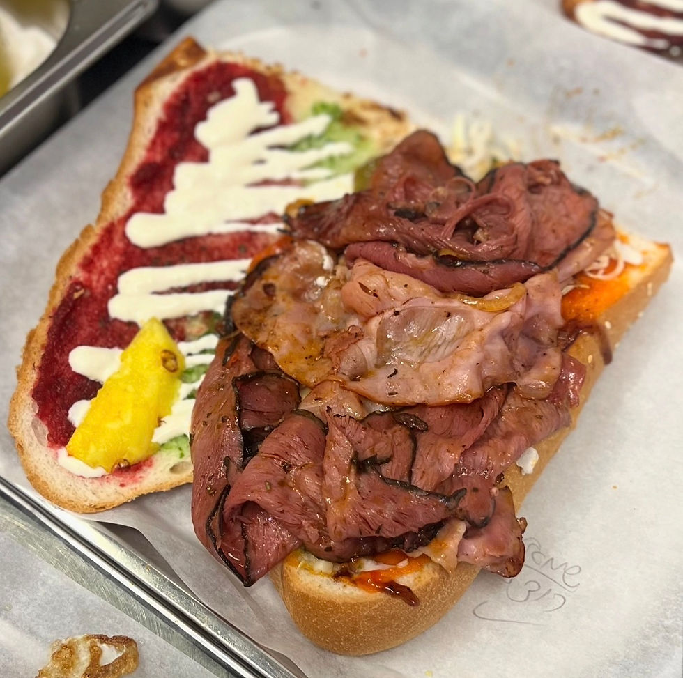 בקצה כל סנדוויץ׳ מחכה סיומת לביס האחרון, ברובם מדובר בסלייס אננס שממש ממתיק את הסוף ומשאיר טעם מפתיע של עוד. באר שבע. beer sheva. האתר של יובי עם כל מה שיאמ, היכנסו וגלו את המסעדות שיובי הכי אהבה ושכל יום בלעדיהן הוא יום מבוזבז, אתר ביקורת מסעדות שף מפיה של לקוחה רעבה במיוחד. Yuvi Yam.