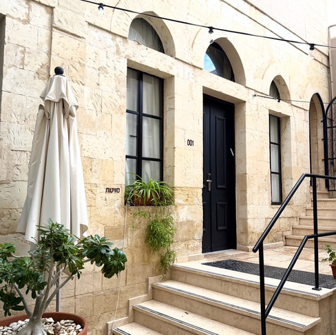 בשנת 2019, שופץ תוך שימור של אלמנטים מהמבנה ההיסטורי, וכיום הוא כולל 27 חדרי בוטיק ומתפקד כמלון בוטיק לכל דבר עם ארוחת בוקר, קבלה ושירות. מבחוץ לא נוכל להבחין במיקומו של המלון, אבל בפנים מחכה מבנה באווירה כפרית והיסטורית. כשההיילייט העיקרי הוא הקרבה לכל הנקודות שהגענו אליהן ביומיים הללו. באר שבע. האתר של יובי עם כל מה שיאמ, היכנסו וגלו את המסעדות שיובי הכי אהבה ושכל יום בלעדיהן הוא יום מבוזבז, אתר ביקורת מסעדות שף מפיה של לקוחה רעבה במיוחד. Yuvi Yam.