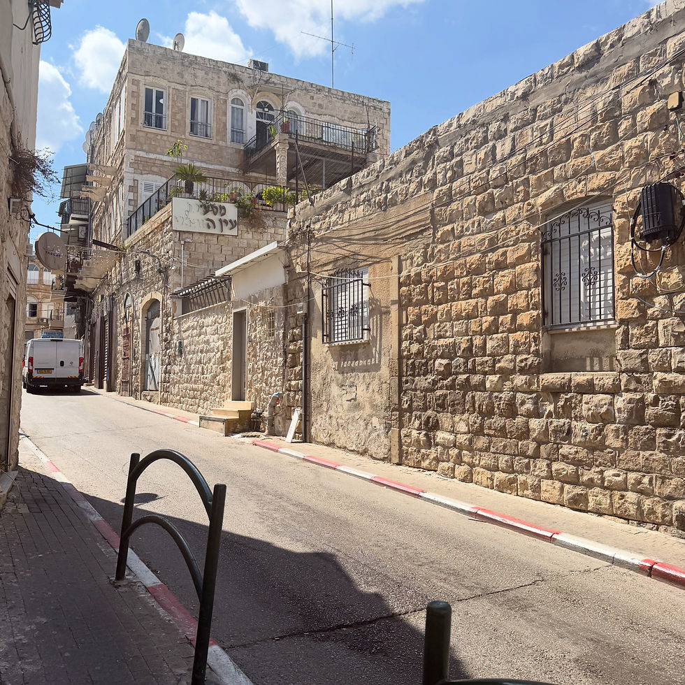 מרבית האוכלוסייה הם ערבים נוצרים, עם שילוב של מעט ערבים מוסלמים ויהודים. למרות שנדמה שהתיירות באזור התגברה עם השנים, האזור לא מוכרז כשוק, ומהווה שכונת מגורים אותנטית. כשרוב העסקים קיימים כבר עשרות שנים ומנוהלים על ידי דור שני ושלישי במשפחה, בחלק מהמקרים ככבוד אחרון למסורת ולמשפחה.
הוואדי חי בעיקר בחורף, ולכן אם תגיעו בתקופת החורף תמצאו תוצרת חקלאית ייחודית שנמכרת בו ובהתאם גם מאכלים המתבססים עליה. ואדי ניסנאס. האתר של יובי עם כל מה שיאמ, היכנסו וגלו את המסעדות שיובי הכי אהבה ושכל יום בלעדיהן הוא יום מבוזבז, אתר ביקורת מסעדות שף מפיה של לקוחה רעבה במיוחד. Yuvi Yam.