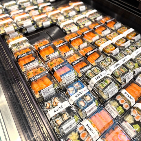 לוקחים את כל המוצרים שבוחרים ומשלמים בקופה בשירות עצמי. אפשר לבחור אם לרכוש וללכת או לרכוש ולהישאר לשבת (אם נשארים לשבת זה מעלה מעט את המחיר של כל פריט, לא מאוד משמעותי). אנחנו לקחנו מרק מיסו, רצועות סלמון מטוגן, אוניגירי סלמון, מגש סושי שכולו טונה צ׳אטורו (חלק שומני ואיכותי של טונה) ומגש סושי שכולו סלמון, הכל ב-46 £ (בערך 200₪, בעיקר בעקבות המגש טונה טורו שהיה משמעותית יקר יותר מהמנות האחרות). להפתעתי הכל היה טעים בטירוף (חוץ מהמרק מיסו שהיה מיותר). לונדון. london. האתר של יובי עם כל מה שיאמ, היכנסו וגלו את המסעדות שיובי הכי אהבה ושכל יום בלעדיהן הוא יום מבוזבז, אתר ביקורת מסעדות שף מפיה של לקוחה רעבה במיוחד. Yuvi Yam.