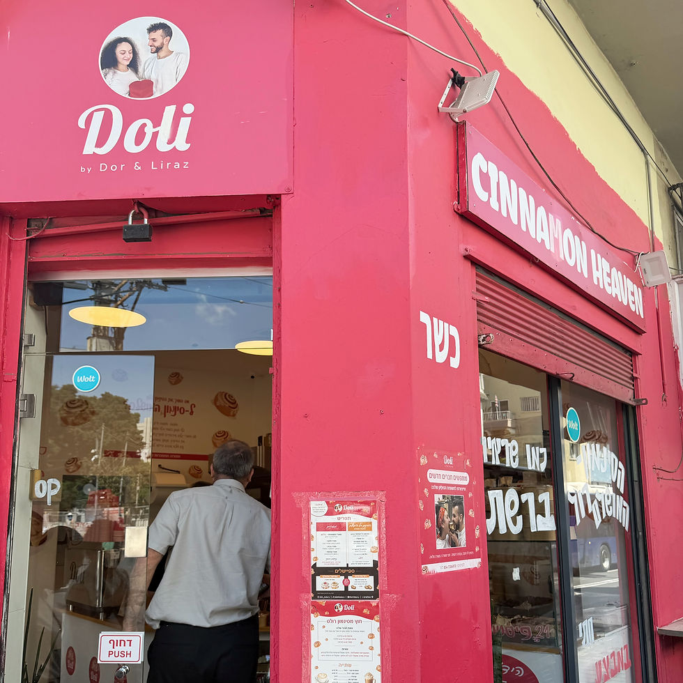 השוק אינו מתחם סגור, הוא משתרע בעיקר לאורך רחוב לוינסקי, בין רחוב העלייה במזרח לרחוב הרצל במערב, והפעילות גולשת גם לרחובות הסמוכים, נחלת בנימין, זבולון, החלוצים והשוק. כשהמדרחוב עצמו נמצא במקטע שבין רחוב השוק לרחוב הרצל.



לפני הכניסה לאזור תמצאו את דולי בייקרי, מקום שכולו המאפה האהוב סינבון. פתחו אותו דור ולירז, שף וקונדיטורית שהתחילו למכור מהבית, עשו פופ אפ ביפו פעם בשבוע, וכשהבחינו שמאפה הסינבון היה בעל הביקוש הגבוה ביותר, הם פיתחו את המתכון והחליטו לפתוח את המקום. שוק לוינסקי. האתר של יובי עם כל מה שיאמ, היכנסו וגלו את המסעדות שיובי הכי אהבה ושכל יום בלעדיהן הוא יום מבוזבז, אתר ביקורת מסעדות שף מפיה של לקוחה רעבה במיוחד. Yuvi Yam.