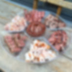 האזור הבשרי כשר, וכולל נקניקים מעושנים בלי סוכרים ופחמימות ובלי חומרים משמרים, מלבד מלח. יש גם רוטיסרי שבו הוא מחמם את הבשרים אחרי העישון, כריכי בשר חמים (42-75₪), פלטת בשרים וספיישל יומי של סיר עם אסאדו/פיקנייה שאפשר להזמין בצלחת או בג׳בטה. אנחנו התפנקנו על פלטת נקניקים של סלמי סרוולד, צלעות בקר שומני, רוסטביף, כתף מפולפל, אווז, קורנביף והודו מעושן. פרדס חנה כרכור. הבלוג של יובי עם כל מה שיאמ, היכנסו וגלו את המסעדות שיובי הכי אהבה ושכל יום בלעדיהן הוא יום מבוזבז, בלוג ביקורת מסעדות שף מפיה של לקוחה רעבה במיוחד. Yuvi Yam.