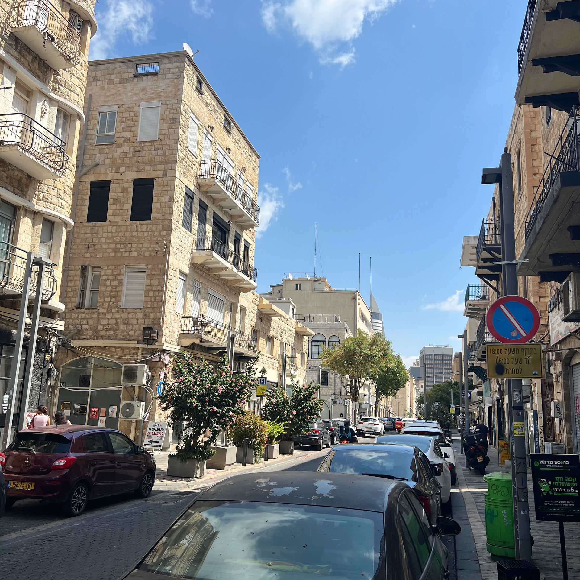 הגעתי עם רוית המומחית לקולינריה חיפאית לסיבוב בחיפה, אבל חיפה היא עיר קולינרית שמורכב מאוד למצות ביום אחד או ביומיים ולכן התרכזנו הפעם באזור ספציפי, ברחובות העיר התחתית.    אזור עם היסטוריה של שלטון עות׳מאני, מנדט בריטי וקרבות מלחמת העצמאות ששינו את פני האוכלוסיה באופן דרמטי. כשבעשור האחרון הוא הפך למאוד מפותח קולינרית, עם קולינריה ערבית מודרנית בעיקרה, שאליה הצטרפו גם בתי עסק מסוגים שונים.     רובנו בוודאי מכירים את אזור הנמל השופע, אבל בסיבוב שלנו פגשנו דווקא עסקים שאני אישית לא הכרתי, שדוגלים גם הם באיכות עסקי הערב, אבל ברחובות המקבילים לרחוב הנמל שעדיין לא יצא לי לתייר בהם. כך שמלבד המסעדות המצוינות באזור, יש גם תרבות קפה ענפה, בתי עסק נישתיים ועדתיים והמון אוכל רחוב איכותי.    נדבר על מקומות רבים, אליהם יתווסף גם הפרק בפודקאסט שמרחיב אף יותר, מרביתם נמצאים ברחוב דרך יפו ובאזור רחוב הנמל. חיפה עיר תחתית. האתר של יובי עם כל מה שיאמ, היכנסו וגלו את המסעדות שיובי הכי אהבה ושכל יום בלעדיהן הוא יום מבוזבז, אתר ביקורת מסעדות שף מפיה של לקוחה רעבה במיוחד. Yuvi Yam.
