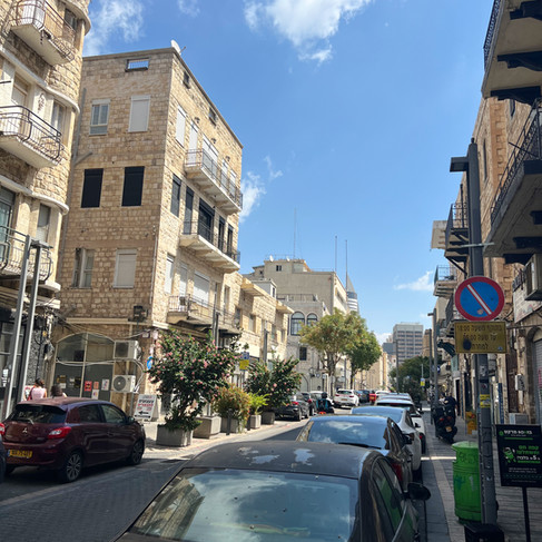 הגעתי עם רוית המומחית לקולינריה חיפאית לסיבוב בחיפה, אבל חיפה היא עיר קולינרית שמורכב מאוד למצות ביום אחד או ביומיים ולכן התרכזנו הפעם באזור ספציפי, ברחובות העיר התחתית.    אזור עם היסטוריה של שלטון עות׳מאני, מנדט בריטי וקרבות מלחמת העצמאות ששינו את פני האוכלוסיה באופן דרמטי. כשבעשור האחרון הוא הפך למאוד מפותח קולינרית, עם קולינריה ערבית מודרנית בעיקרה, שאליה הצטרפו גם בתי עסק מסוגים שונים.     רובנו בוודאי מכירים את אזור הנמל השופע, אבל בסיבוב שלנו פגשנו דווקא עסקים שאני אישית לא הכרתי, שדוגלים גם הם באיכות עסקי הערב, אבל ברחובות המקבילים לרחוב הנמל שעדיין לא יצא לי לתייר בהם. כך שמלבד המסעדות המצוינות באזור, יש גם תרבות קפה ענפה, בתי עסק נישתיים ועדתיים והמון אוכל רחוב איכותי.    נדבר על מקומות רבים, אליהם יתווסף גם הפרק בפודקאסט שמרחיב אף יותר, מרביתם נמצאים ברחוב דרך יפו ובאזור רחוב הנמל. חיפה עיר תחתית. האתר של יובי עם כל מה שיאמ, היכנסו וגלו את המסעדות שיובי הכי אהבה ושכל יום בלעדיהן הוא יום מבוזבז, אתר ביקורת מסעדות שף מפיה של לקוחה רעבה במיוחד. Yuvi Yam.