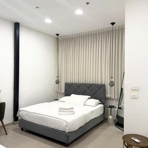 בשנת 2019, שופץ תוך שימור של אלמנטים מהמבנה ההיסטורי, וכיום הוא כולל 27 חדרי בוטיק ומתפקד כמלון בוטיק לכל דבר עם ארוחת בוקר, קבלה ושירות. מבחוץ לא נוכל להבחין במיקומו של המלון, אבל בפנים מחכה מבנה באווירה כפרית והיסטורית. כשההיילייט העיקרי הוא הקרבה לכל הנקודות שהגענו אליהן ביומיים הללו. באר שבע. האתר של יובי עם כל מה שיאמ, היכנסו וגלו את המסעדות שיובי הכי אהבה ושכל יום בלעדיהן הוא יום מבוזבז, אתר ביקורת מסעדות שף מפיה של לקוחה רעבה במיוחד. Yuvi Yam.