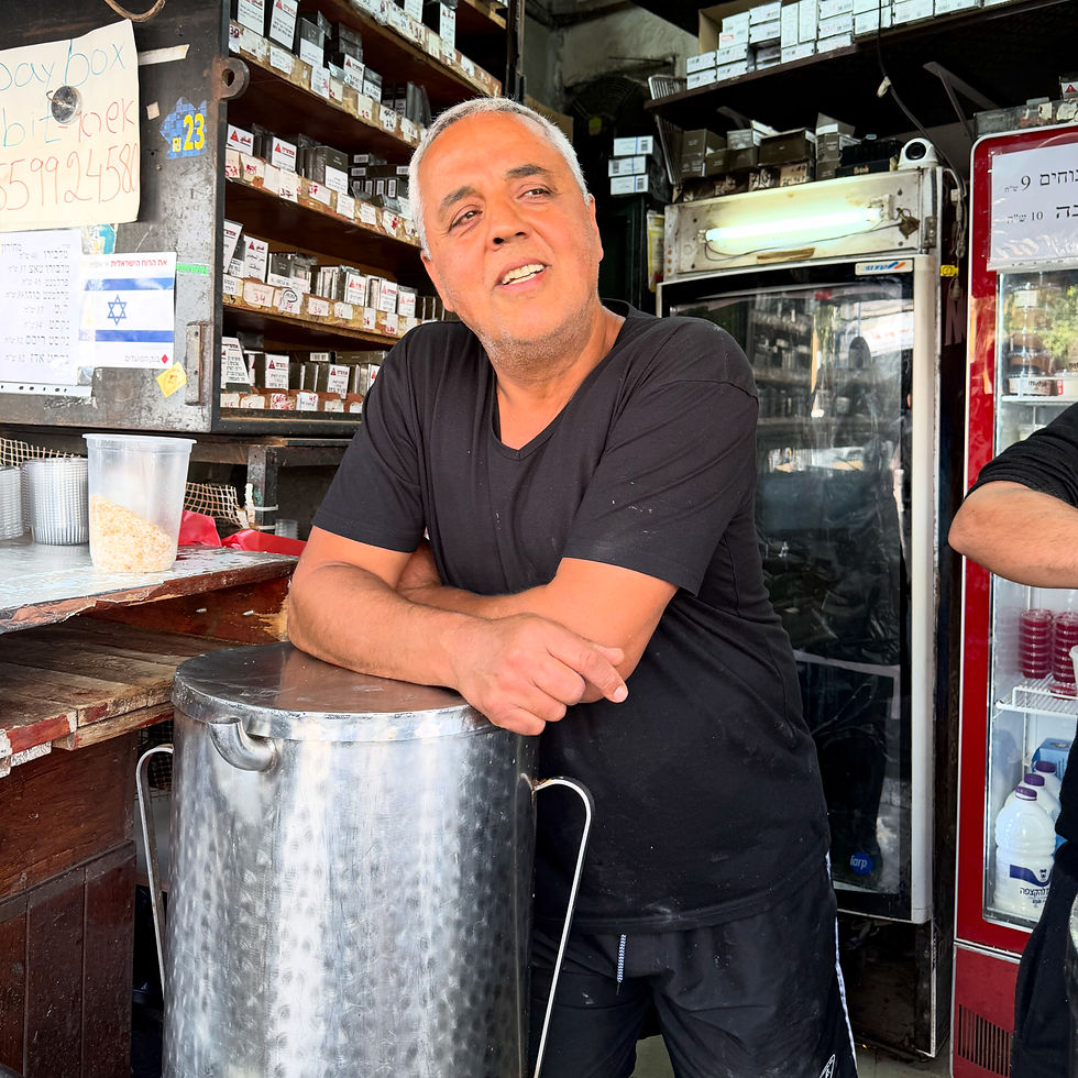 התחנה האחרונה שלנו הייתה הפלודה של אילנה. מקום שפתחה אילנה בשנת 1975 ומאז נכנס למקום בנה אלי ומשה החתן שלה שממשיכים אותה עד היום. הפלודה של אילנה שוק התקווה. האתר של יובי עם כל מה שיאמ, היכנסו וגלו את המסעדות שיובי הכי אהבה ושכל יום בלעדיהן הוא יום מבוזבז, אתר ביקורת מסעדות שף מפיה של לקוחה רעבה במיוחד. Yuvi Yam.