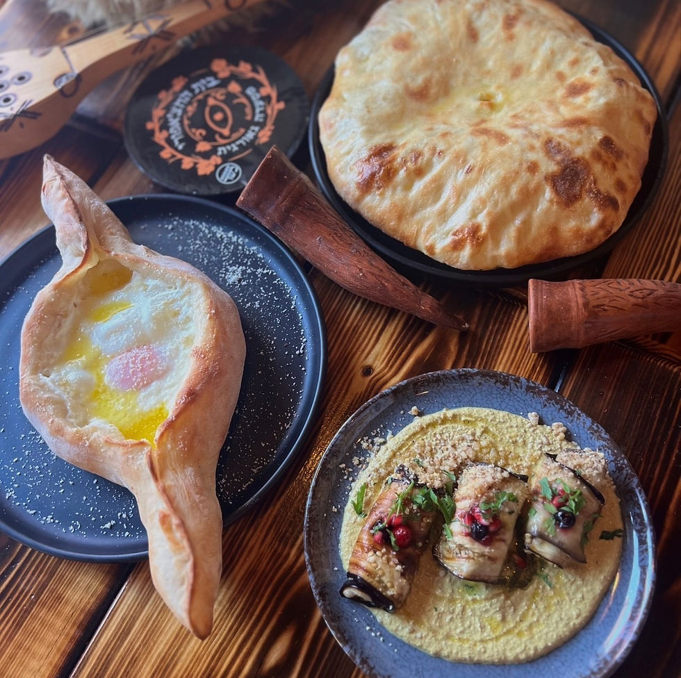 אנחנו אכלנו חצ׳אפורי אימרולי, חצ׳אפורי אצ׳רולי, חינקלי (כיסונים גיאורגיים ממולאים בגבינות גיאורגיות ופטריות) וחצילים ממולאים באגוזי מלך. כצפוי הכל היה טעים מאוד וללא ספק לא מיציתי את הארוחה הזאת. עצירה חובה. באר שבע. beer sheva. האתר של יובי עם כל מה שיאמ, היכנסו וגלו את המסעדות שיובי הכי אהבה ושכל יום בלעדיהן הוא יום מבוזבז, אתר ביקורת מסעדות שף מפיה של לקוחה רעבה במיוחד. Yuvi Yam.