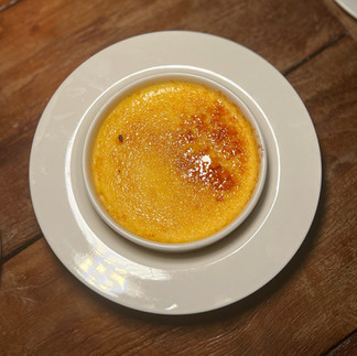 בגזרת הקינוחים שמחתי לגלות שמוס השוקולד של אייל שני יצא מהאופנה, ובמקומו נכנסו קינוחים של ממש, שכולם אמנם במחיר רציני של 69 ₪ אבל טעימים מאוד. טארט פלאן פקאן, עוגת שוקולד עירומה וקרם הברולה הדרים. הקינוחים היו טעימים כולם, אבל אם בכל זאת אני צריכה להצביע על ההמלצה שלי בנושא אז הברולה היה מיוחד בטעמים ההדריים שלו והעוגת שוקולד הייתה שוקולדית מאוד עם טעמים דרקים כאלה שאני אוהבת. הסלון. HASALON. הבלוג של יובי עם כל מה שיאמ, היכנסו וגלו את המסעדות שיובי הכי אהבה ושכל יום בלעדיהן הוא יום מבוזבז, בלוג ביקורת מסעדות שף מפיה של לקוחה רעבה במיוחד. Yuvi Yam.