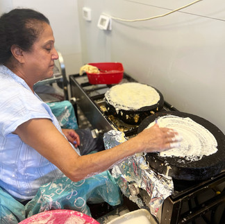 משם עברנו לבוריקה של בלמו הקטן, עסק הפעיל כבר משנת 1955 שפתח אותו סבא סאסי, המשיך אותו הבן בני והיום תמצאו בו את הנכד עמית ואת אמא שלו חנה. גם הסבתא רבה הייתה מקפלת בצק כשהתחילה הפעילות, כך שארבעה דורות עברו במקום עד היום. אמא חנה המשיכה את דרכה של הסבתא, ומפקדת עם היד חסינת האש על הכנת דפי הבוריק במקום, אחד אחד, סיבוב אחר סיבוב, על הכיריים שהגיעו כל הדרך מטריפולי. הנכד עמית ממשיך אותה עם קיפול הדפים למבנה הבוריקה רגע לפני שהיא נכנסת לטיגון. אור יהודה. OR YEUDA. הבלוג של יובי עם כל מה שיאמ, היכנסו וגלו את המסעדות שיובי הכי אהבה ושכל יום בלעדיהן הוא יום מבוזבז, בלוג ביקורת מסעדות שף מפיה של לקוחה רעבה במיוחד. Yuvi Yam.