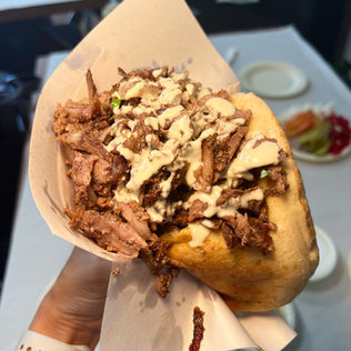 כבר תקופה שאני שומעת על דאלית אל-כרמל כמוקד עלייה לרגל עבור שווארמות יוצאות דופן, אבל שנים שלא ביקרתי בה, כשבביקור האחרון שלי התפנקתי בעיקר על כנאפה כחלק מבילוי שבת קליל.    אבל הסיפורים לא הניחו לי והייתי חייבת להגיע ולבדוק בעצמי על מה כל המהומה. לכן בניתי סוג של סיור שווארמיות עצמאי, צירפתי אלי את אחי ואחותי ויחד התגברנו על כל השלל.    הגענו באמצע השבוע, היה נעים ורגוע להסתובב, אבל חשוב שתכירו שבימי שבת וחג מאוד עמוס. במקרה שלנו חנינו ליד ממתקי דאלית אל כרמל (לקחנו קינוחים בטייק אווי בסוף הסיבוב) ומשם הלכנו אל עבר התחנה הראשונה, כך שהתחנה האחרונה תהיה קרובה לאוטו.